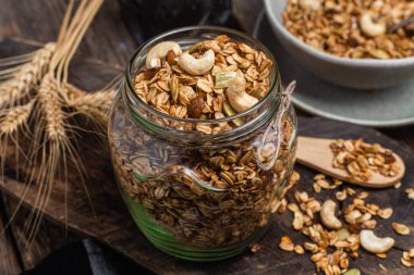 Kavanozda fındıklı, kuru üzümlü ve kabak tohumlu granola.