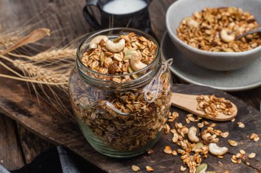 Kavanozda fındıklı, kuru üzümlü ve kabak tohumlu granola.