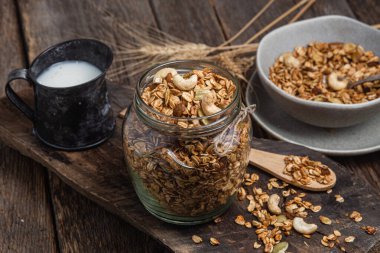 Kavanozda fındıklı, kuru üzümlü ve kabak tohumlu granola.