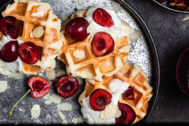 Krem peynirli ve kirazlı Belçika tatlı waffleları