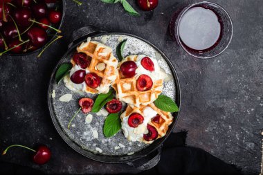 Krem peynirli ve kirazlı Belçika tatlı waffleları