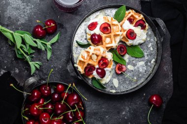 Krem peynirli ve kirazlı Belçika tatlı waffleları