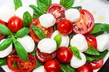 Domates, mozzarella ve fesleğenli caprese salatası.