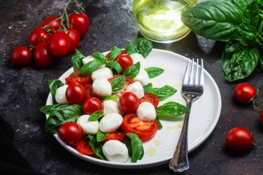 Domates, mozzarella ve fesleğenli caprese salatası.