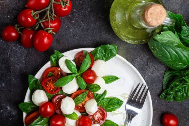 Domates, mozzarella ve fesleğenli caprese salatası.