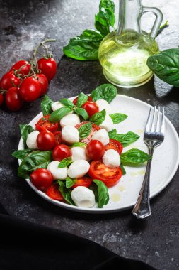 Domates, mozzarella ve fesleğenli caprese salatası.