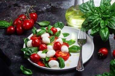 Domates, mozzarella ve fesleğenli caprese salatası.