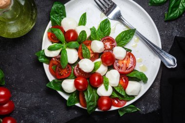Domates, mozzarella ve fesleğenli caprese salatası.
