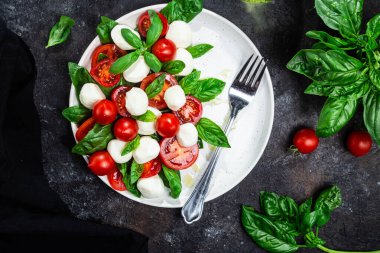 Domates, mozzarella ve fesleğenli caprese salatası.