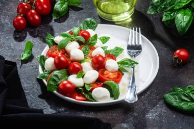 Domates, mozzarella ve fesleğenli caprese salatası.