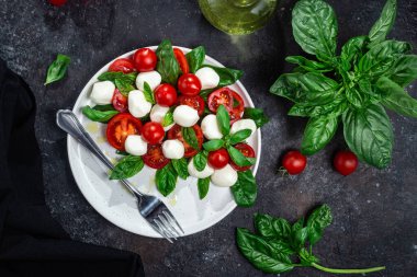 Domates, mozzarella ve fesleğenli caprese salatası.