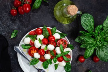 Domates, mozzarella ve fesleğenli caprese salatası.
