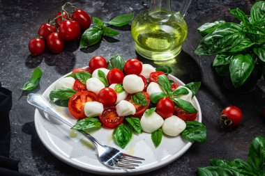 Domates, mozzarella ve fesleğenli caprese salatası.
