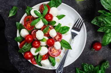 Domates, mozzarella ve fesleğenli caprese salatası.