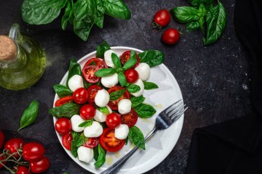 Domates, mozzarella ve fesleğenli caprese salatası.