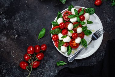 Domates, mozzarella ve fesleğenli caprese salatası.