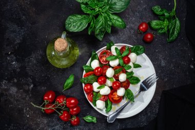 Domates, mozzarella ve fesleğenli caprese salatası.