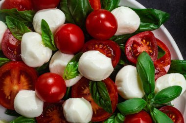 Domates, mozzarella ve fesleğenli caprese salatası.