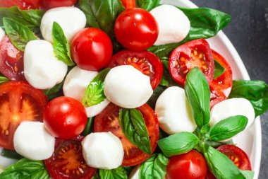 Domates, mozzarella ve fesleğenli caprese salatası.