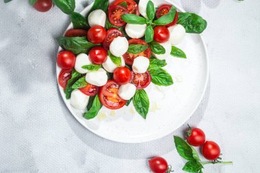 Domates, mozzarella ve fesleğenli caprese salatası.