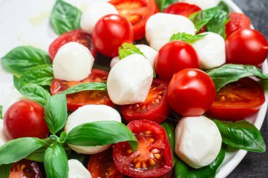 Domates, mozzarella ve fesleğenli caprese salatası.
