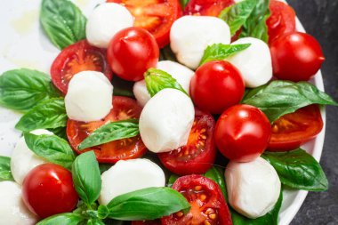 Domates, mozzarella ve fesleğenli caprese salatası.