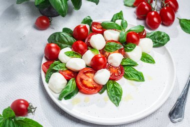 Domates, mozzarella ve fesleğenli caprese salatası.