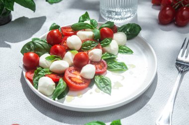 Domates, mozzarella ve fesleğenli caprese salatası.