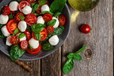 Domates, mozzarella ve fesleğenli caprese salatası.