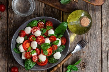 Domates, mozzarella ve fesleğenli caprese salatası.