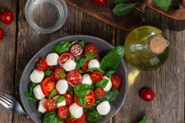Domates, mozzarella ve fesleğenli caprese salatası.
