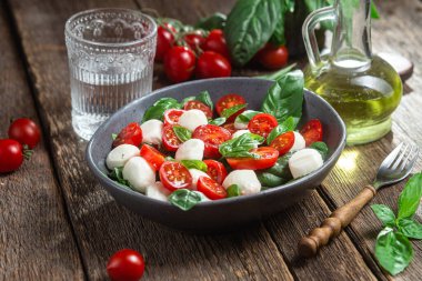 Domates, mozzarella ve fesleğenli caprese salatası.