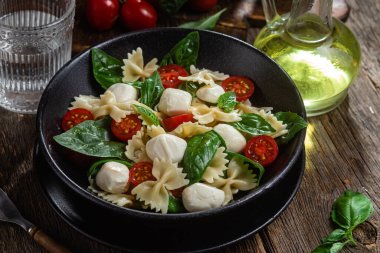 Domatesli makarna, mozzarella ve fesleğen.