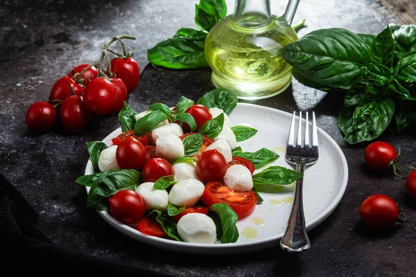 Domates, mozzarella ve fesleğenli caprese salatası.