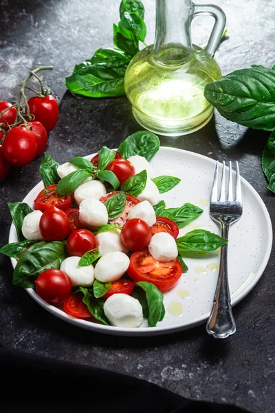 Caprese Salat Mit Tomaten Mozzarella Und Basilikum — Stockfoto