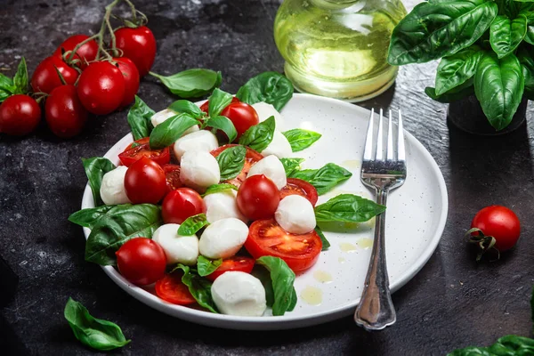 Salată Caprese Roșii Mozzarella Busuioc — Fotografie, imagine de stoc