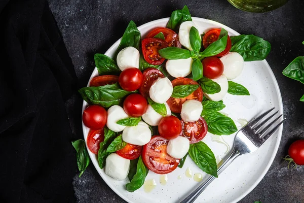 Salada Caprese Com Tomate Mussarela Manjericão — Fotografia de Stock