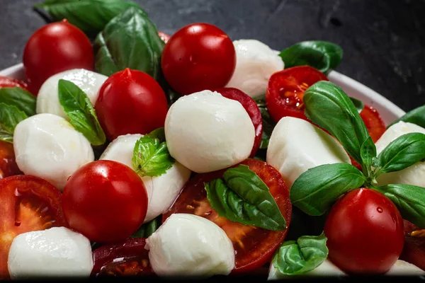 Sałatka Caprese Pomidorami Mozzarellą Bazylią — Zdjęcie stockowe