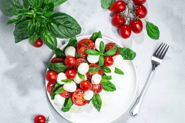トマト モッツァレラ バジルとサラダをキャスプ — ストック写真