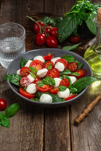 Domates, mozzarella ve fesleğenli caprese salatası.