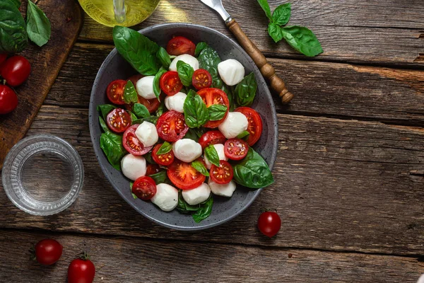 Salada Caprese Com Tomate Mussarela Manjericão — Fotografia de Stock