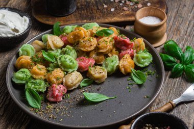 İçinde sos olan renkli börekler.