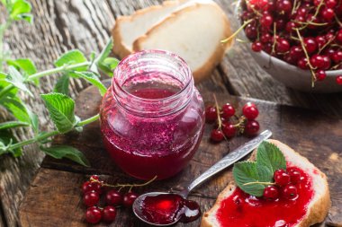 bir kavanoz içinde Frenk üzümü reçeli