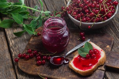 bir kavanoz içinde Frenk üzümü reçeli