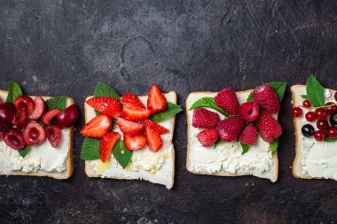 Krem peynirli sandviç, bal ve böğürtlen. Tatlı.
