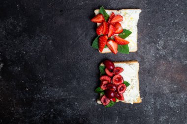 Krem peynirli sandviç, bal ve böğürtlen. Tatlı.