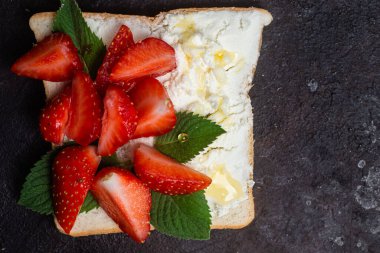 Krem peynirli sandviç, bal ve böğürtlen. Tatlı.