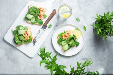 Krem peynirli sandviç, karides, avokado ve salatalık.