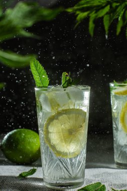 Koyu arkaplanda limonlu ve naneli kokteyl. Limonata