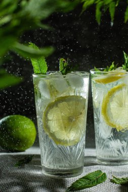 Koyu arkaplanda limonlu ve naneli kokteyl. Limonata